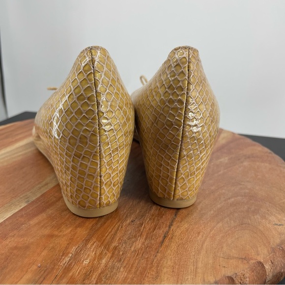 Stuart Weitzman Nicetie Tan Snakeskin Bow Leather Wedge Heel Size 9 snake - Picture 4 of 7